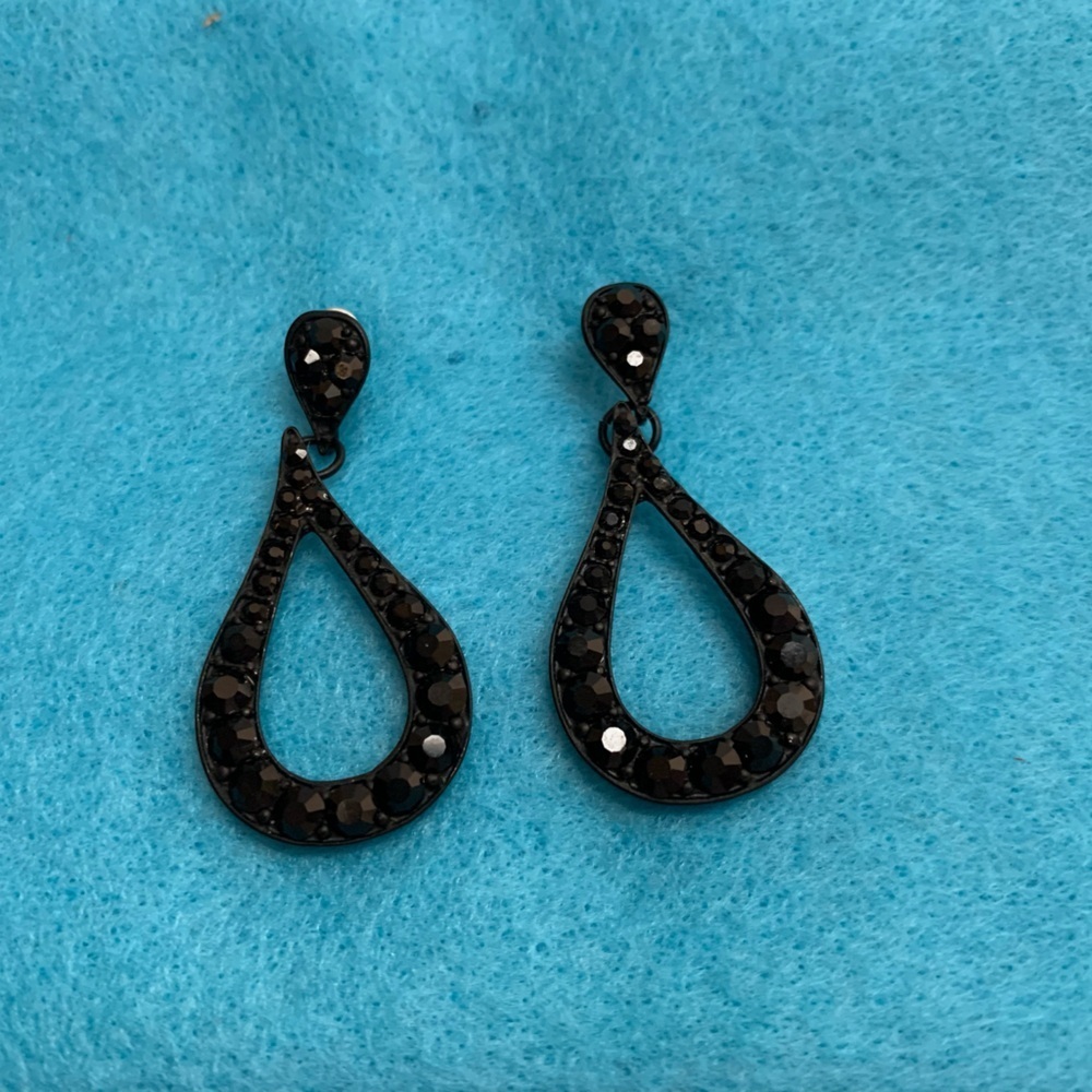 2/$13 Black onyx teardrop studs